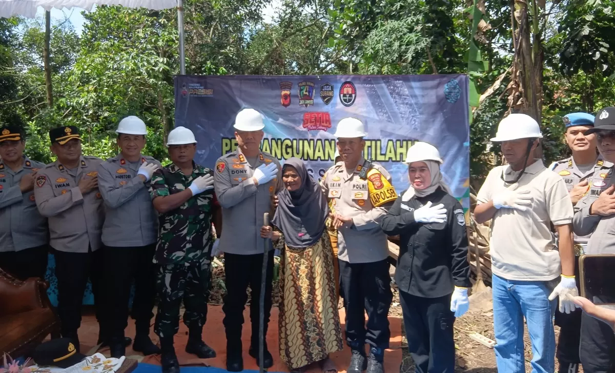 Kapolres Subang AKBP Dony Eko Wicaksono bersama jajaran menyerahkan bantuan Bedah Rumah ke-9 bagi Ibu Ahmi (67 tahun) di Desa Pangsor, Pagaden Barat. Sabtu, 28 Februari 2026