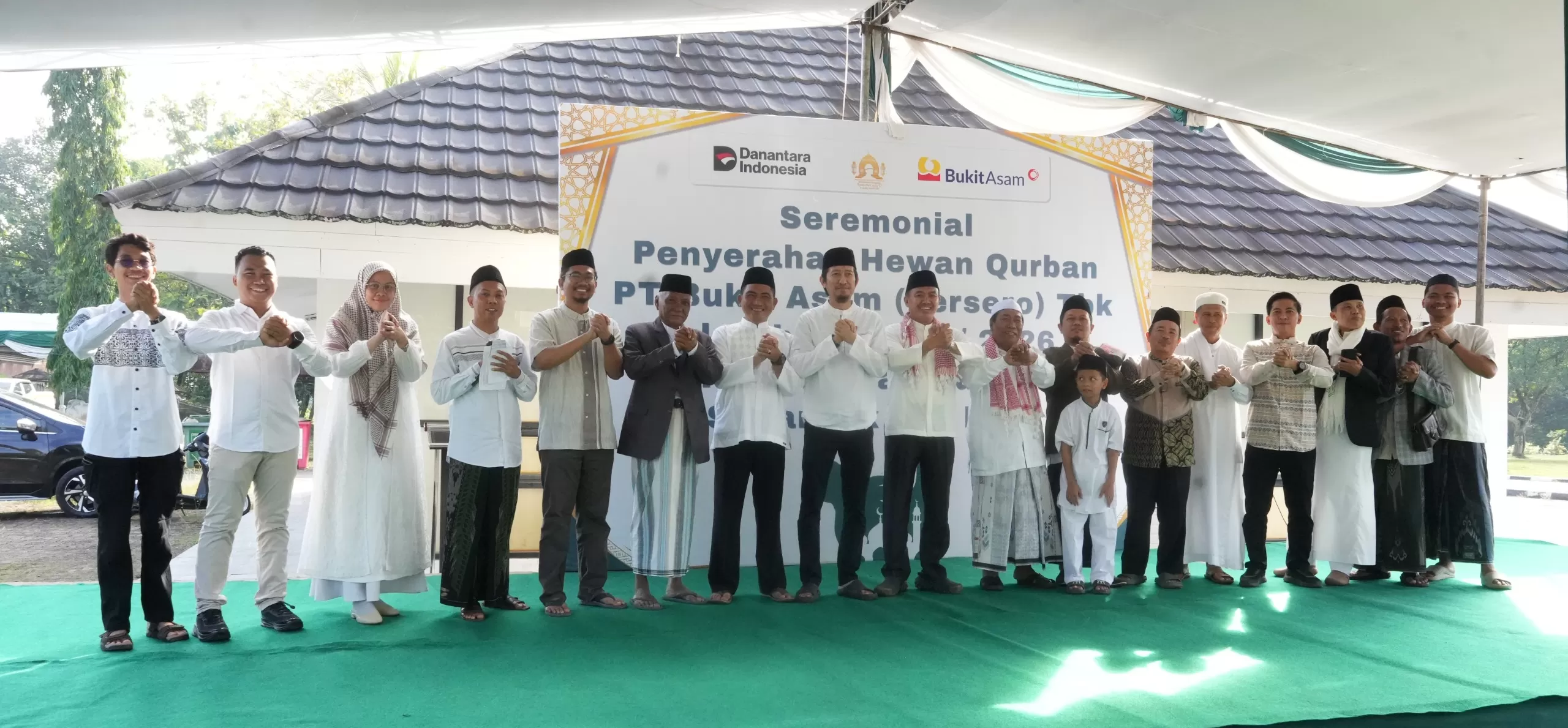 PTBA kembali berbagi di Hari Raya Idul Adha 2026. Sebanyak 300 hewan kurban disalurkan ke berbagai wilayah operasional perusahaan.