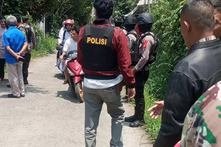 Suasana di sekitar Lokasi saat Densus 88 melakukan penggeledahan