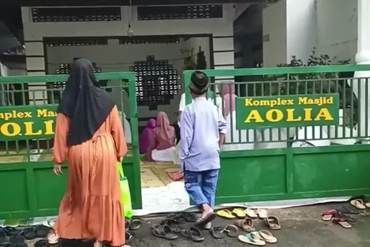 Jemaah Aolia menghadiri shalat Idul Fitri 1445 H pada Jum'at, 5 April 2024 (Foto: Gorajuara/ Instagram/ @memomedsos)