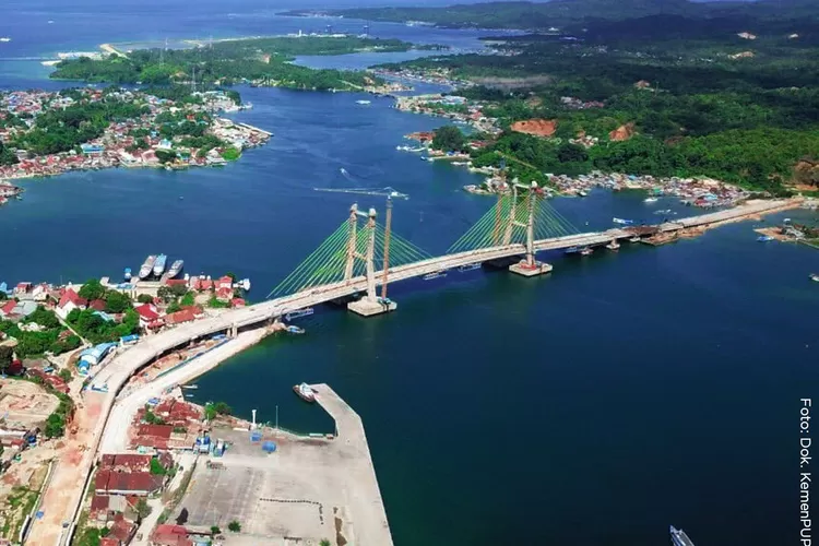 Jembatan Teluk Kendari speanjang 1,3 Kilometer ini dibangun dengan dana nyaris Rp1 triliun. Jembatan megah ini mampu persingkat waktu perjalanan menjadi hanya kurang 5 menit saja. (Twitter: kemenpupr)