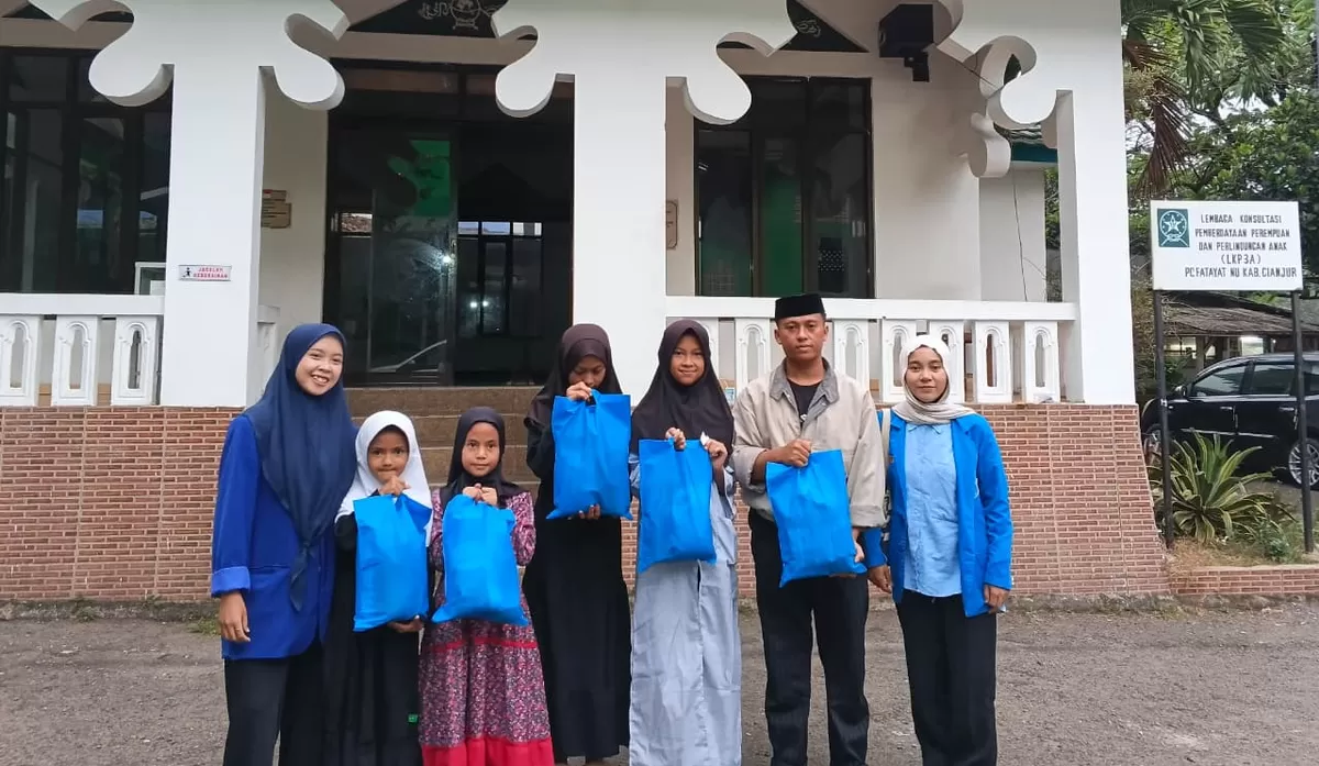 KOPRI PMII Cianjur memberikan santunan. (FOTO: Ist)