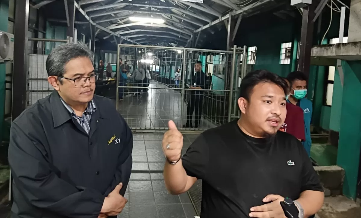 Bupati Subang, Reynaldy Putra Andita Budi Raemi didampingi Direktur RSUD Subang dr. Achmad Nasuhi memberikan keterangan pers kepada awak media usai menjenguk dua korban miras oplosan yang masih dirawat intensif di IGD RSUD Subang, Rabu malam 11 Februari 2026
