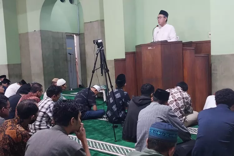 Prof. Dr. H. Edy Suandi Hamid, MEc., Rektor Universitas Widya Mataram sekaligus Ketua MES DIY, memberikan tausyiah dalam program CETAR di Masjid Syuhada Yogyakarta, Kamis (20/3). (Foto: Dok. Istimewa)