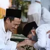 Heboh Santri Lirboyo Cium Tangan Kyai hingga Bolak Balik, Apa Hukumnya? Gus Baha Beri Penjelasan