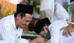 Heboh Santri Lirboyo Cium Tangan Kyai hingga Bolak Balik, Apa Hukumnya? Gus Baha Beri Penjelasan