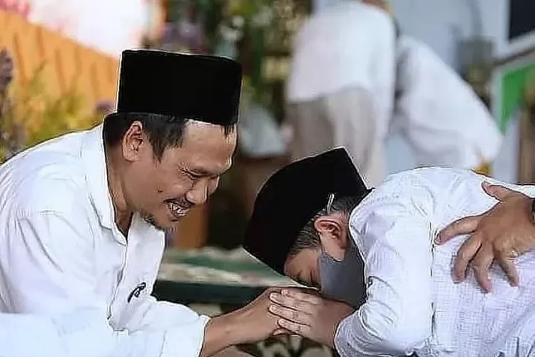 Gus Baha (Instagram.com/@ceramahgusbaha  )