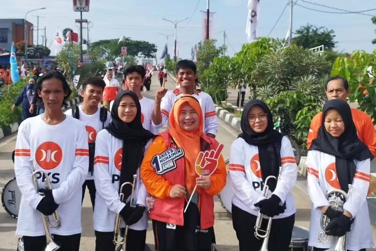 Mpok Hj Nuryuliani (Tengah) berhasil lolos ke parlemen berkat mendulang suara nyaris 10.000. (RADAR DEPOK)