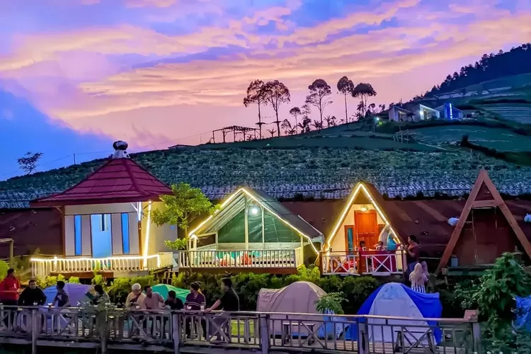 Menikmati keindahan alam yang memukau di Mangli Sky View dan Villa Linggarjati. Suasana yang tenang dan panorama yang spektakuler membuat liburan ini tak terlupakan. (Tangkapan Layar instagram@mangliskyview_gallery)