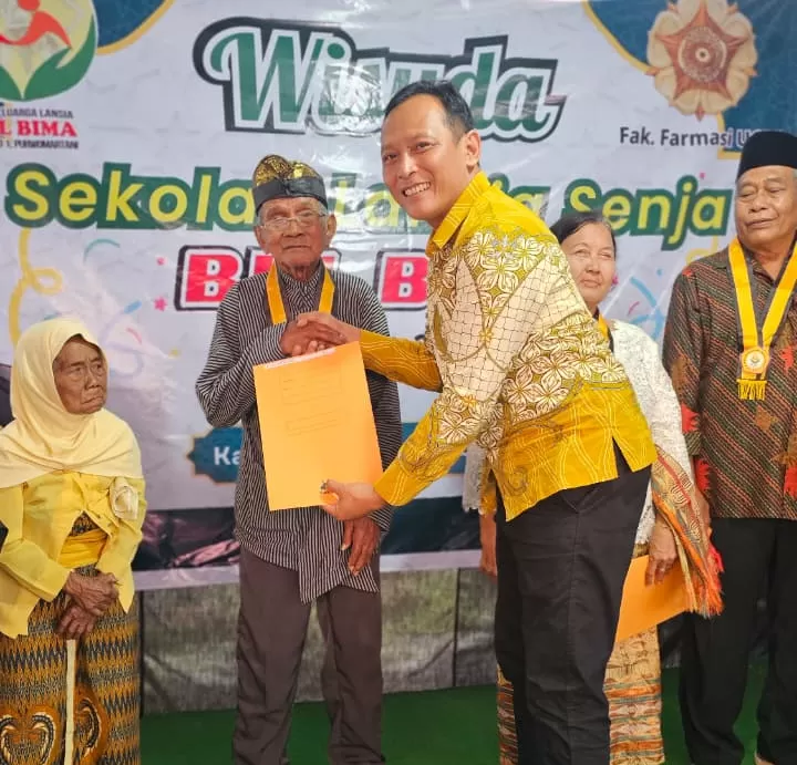 KR-Istimewa Marsono saat mewisuda lansia di Sekolah Lansia Senja BKL Bima.