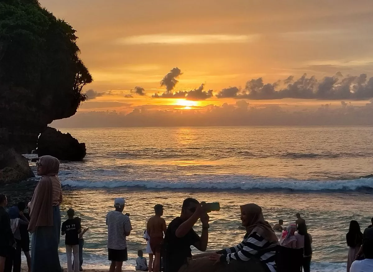 Sunset di Pantai Tanjung Penyu, Malang. (tanjungpenyu.id)
