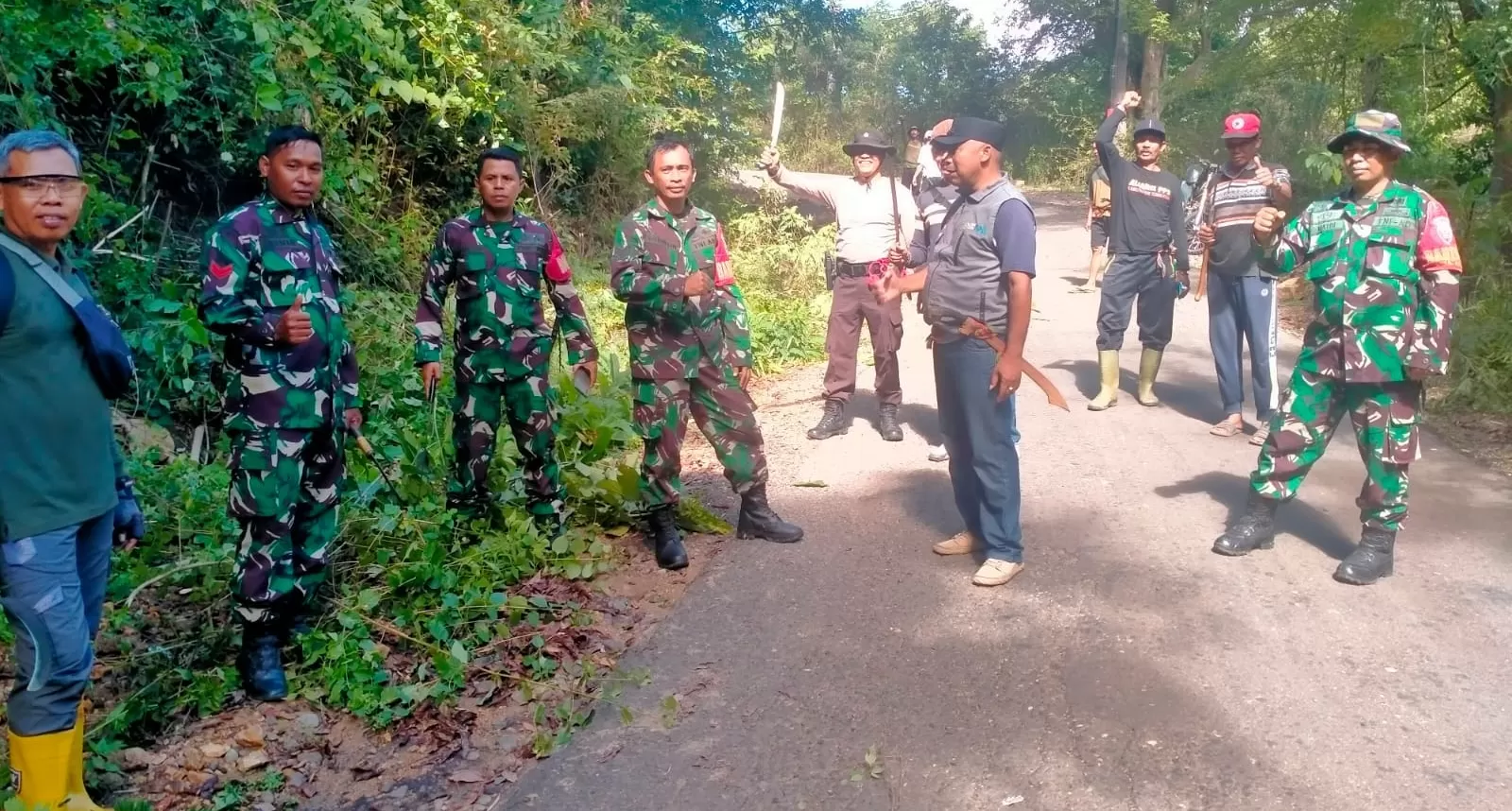 Sinergi TNI-Polri Bersama Pemerintah Lantung Gelar Gotong Royong, Bersihkan  Jalur Lintas Simpang Lito - Kompas86.com