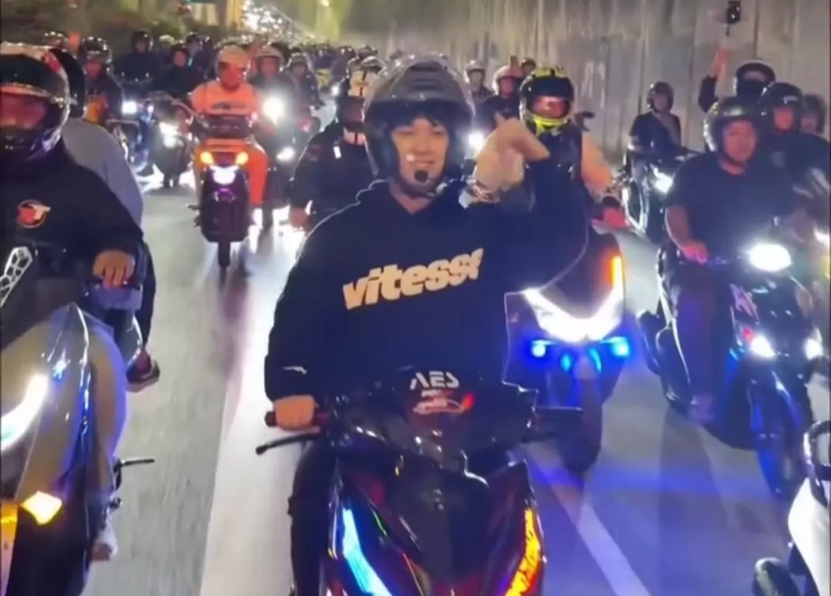 Potret Willie Salim kendarai motor tanpa spion dan plat nomor resmi dalam konvoi "Night Ride ibukota" yang menuai kontroversi karena picu kemacetan di Jakarta (Instagram/willie27_)