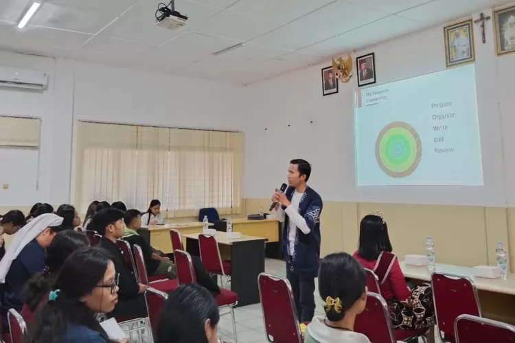 Iin Prasetyo News Editor Realitas Online Berikan Tips Cara Menulis Copywriting ke Mahasiswa Unika Santo Thomas