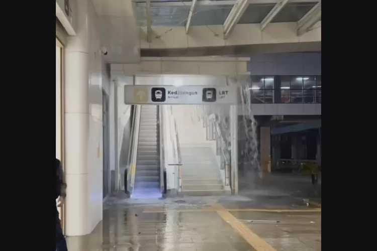Stasiun Kereta Cepat Whoosh di Halim Diduga Bocor Akibat Hujan. Foto: Instagram