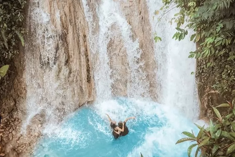 Ilustrasi air terjun di Sulawesi Tengah