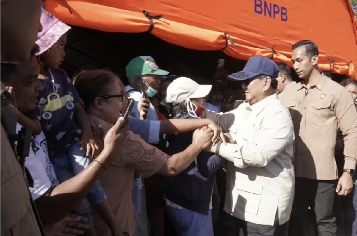 Presiden Prabowo Subianto kunjungi tenda pengungsian korban gempa NTT
