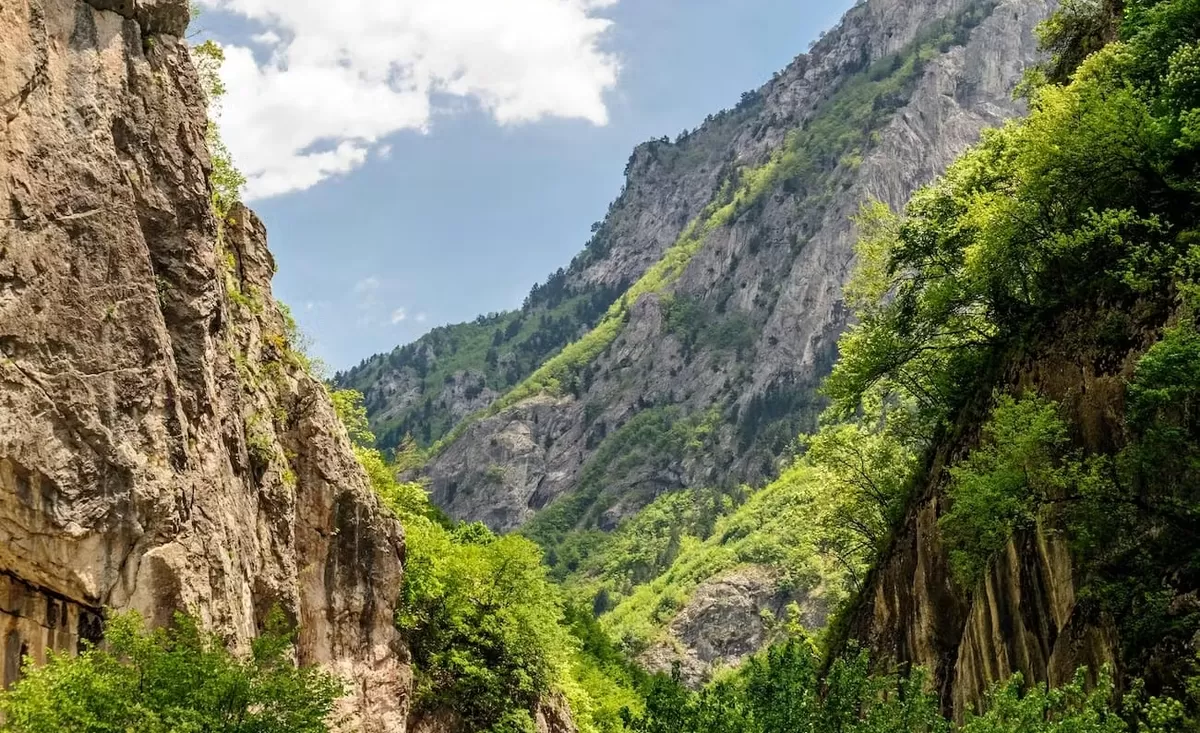 Peja, kota kecil di kaki Rugova Canyon dengan alam pegunungan cantik di Kosovo (www.getalper.com)