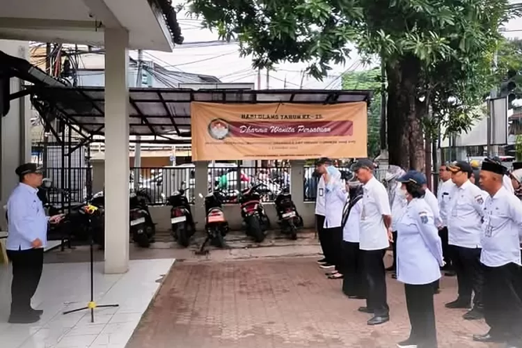 Camat Cinere, Mursalim Saimin berikan wejangan soal pentingnya menyiapkan kegiatan pada 2025 sejak dini, dan juga Musrenbang 2026 saat apel gabungan di Kelurahan Gandul, Cinere, Depok. (RADAR DEPOK)