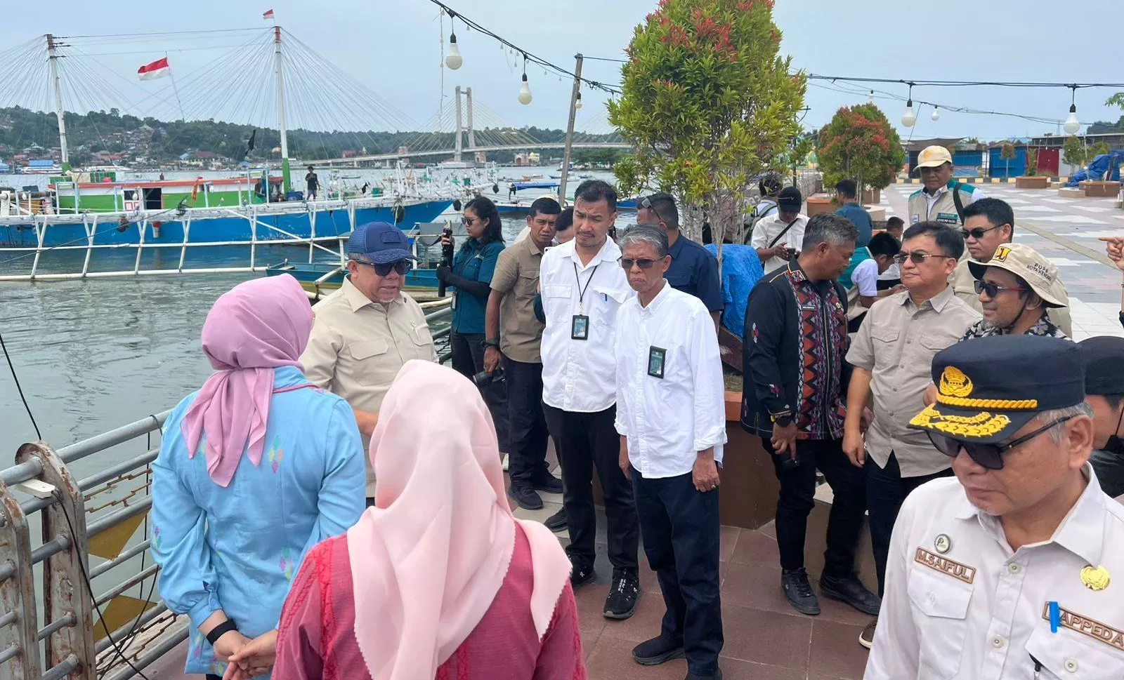 Wamen PKP Fahri Hamza dan rombongan didampingi Walikota Kendari saat melakukan kujungan 