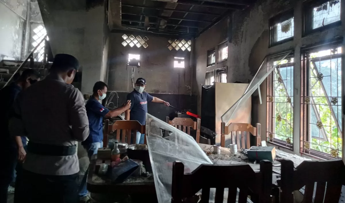 Kebakaran rumah di Karangtengah Cianjur. (FOTO: Ist)