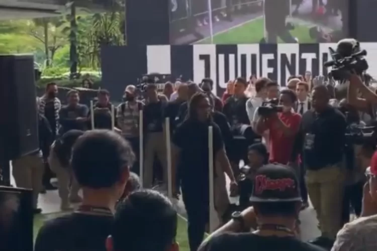Legenda Juventus Edgar Davids disambut oleh para fans Juventus dalam mengikut acara 'Juventus Village' yang berada di pusat perbelanjaan Jakarta Selatan. (screenshoot akun Instagram @juvenesiaofficial) (abd)