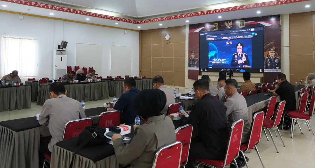Polda Sultra saat ikuti dialog punlik secara during