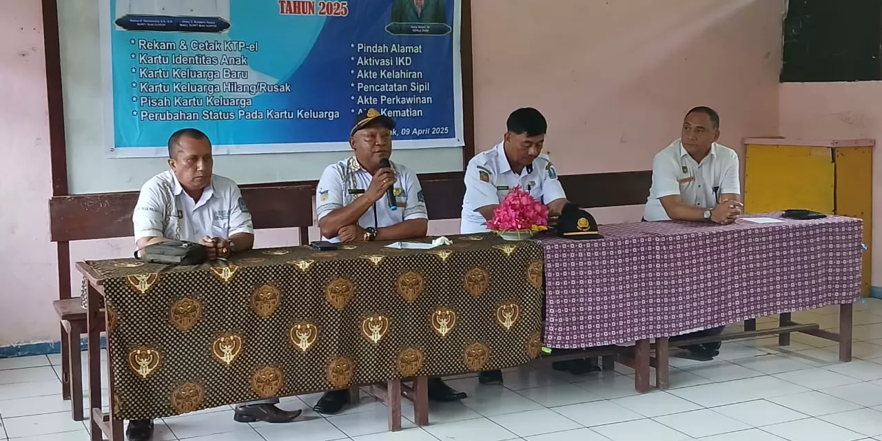 Pelayanan Mobile yang dilakukan oleh Dinas Kependudukan dan Pencatatan Sipil Kabupaten Biak Numfor.  (CENDERAWASIH POS/ISMAIL )