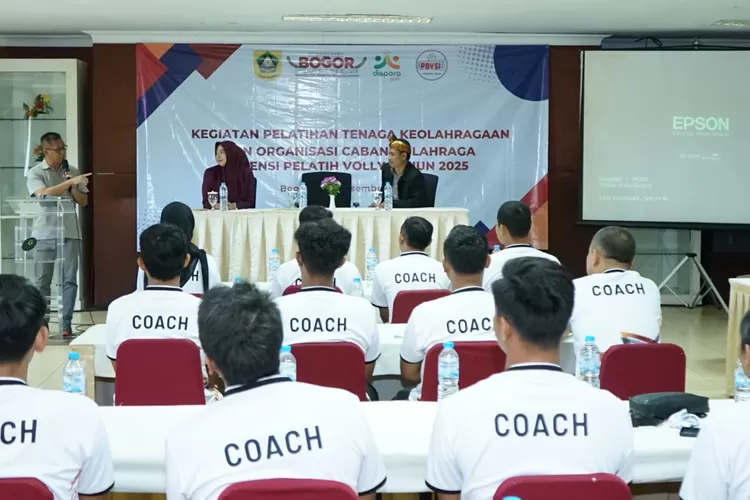 Kadispora Kabupaten Bogor Asnan AP, saat membuka kegiatan pelatihan lisensi bagi pelatih voli.