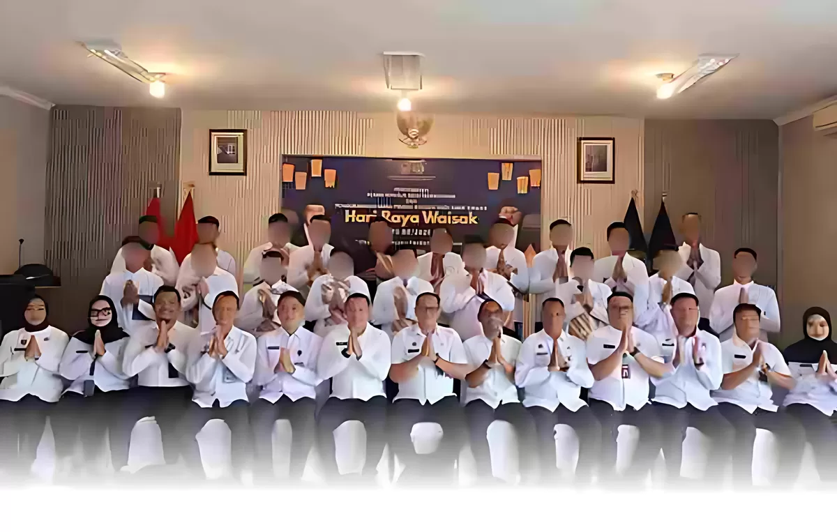 Kepala Lapas Narkotika Tanjungpinang Fauzi Harahap photo bersama seluruh jajaran staf dan WBP yang menerima remisi. (Humas Lapas Tanjungpinang)