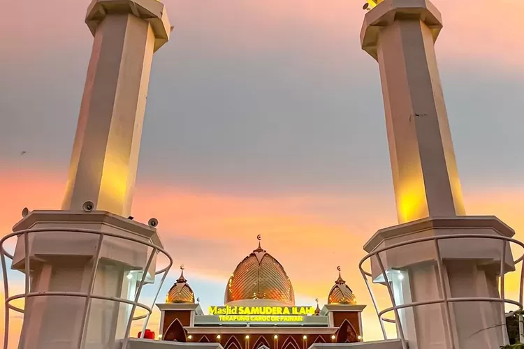 Salah satu masjid tercantik yang ada di Sumatera Barat yang cocok untuk rayakan Hari Raya Idul Fitri tahun 2024. (Instagram: alkarima_)
