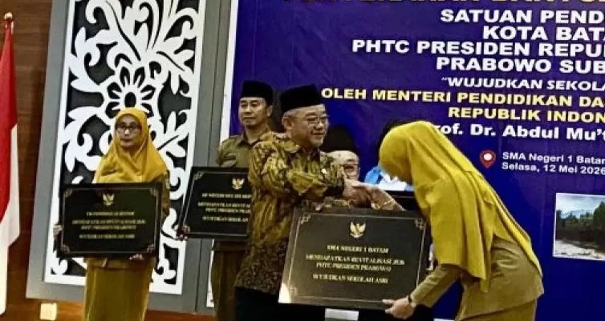 Mendikdasmen Abdul Mu'ti saat menyerahkan bantuan Revitalisasi Sekolah di Kota Batam. 