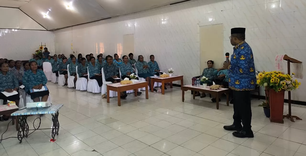 Bupati Waropen FX Mote, saat menyampaikan materi pada Jambore PKK, Rabu (17/09), disaksikan para kader PKK dari seluruh distrik di Kabupaten Waropen. (CENDERAWASIH POS/ISMAIL)