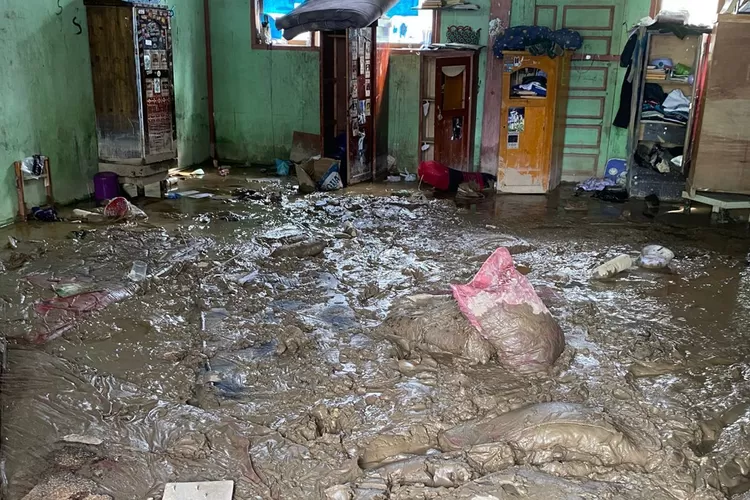 Kondisi ruang belajar  Dayah Al Furqan pasca dihantam banjir. Foto Dokumen Realitasonline.id