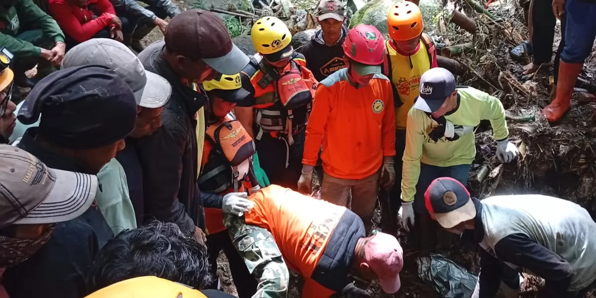 Evakuasi Korban oleh tim SAE Gabungan di Wonosobo. Jateng.  (Foto: Dok. SAR Semarang)