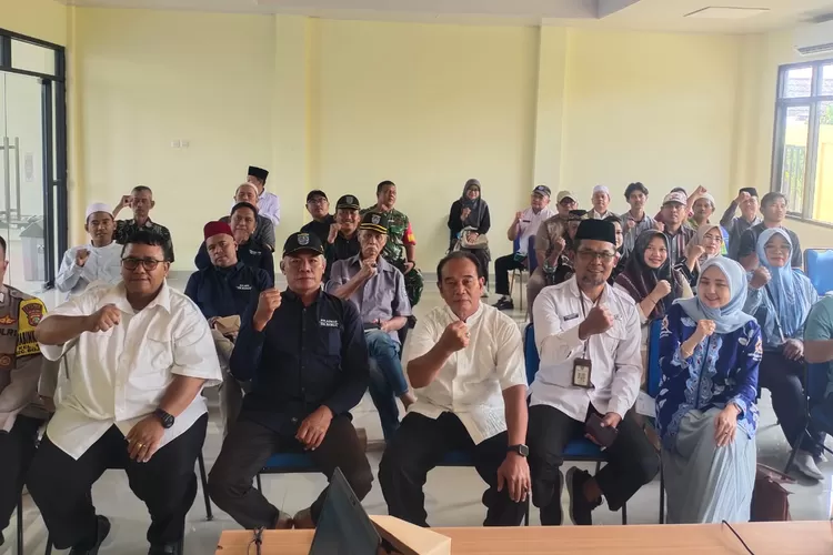 MENGHELAT : Foto bersama usai Musyawarah Kelurahan (Muskel) pembentukan pengurus Koperasi Merah Putih, di Kelurahan Serua, Kecamatan Bojongsari, Rabu (11/6) Siang.  (RISKYDWILESTARI/RADARDEPOK )