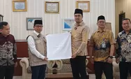 Dirut Perumda Tirtanadi Bagikan 5.974 Handuk Untuk Jamaah Calon Haji Embarkasi Medan