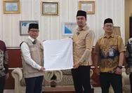 Dirut Perumda Tirtanadi Bagikan 5.974 Handuk Untuk Jamaah Calon Haji Embarkasi Medan