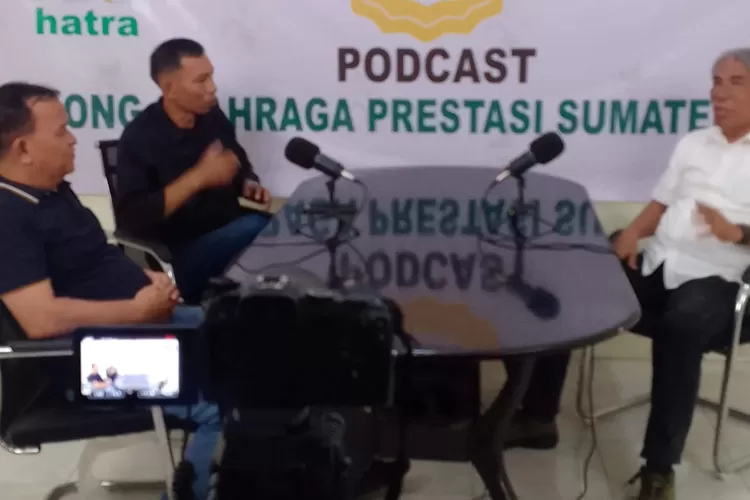 Ketua Umum KONI Sumut, John Ismadi Lubis (kanan) menjelaskan persiapan Sumut menghadapi PON 2024.