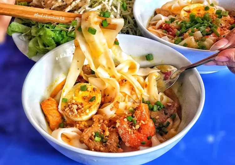 Mi quang menggunakan mie lebar yang mirip dengan fettuccine, terbuat dari tepung beras.  (nextcontinenttours.com)