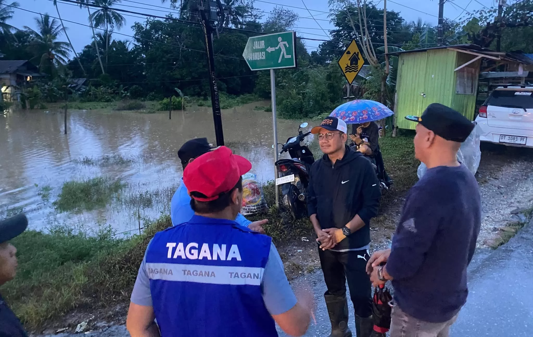 Kadis Sosial Parinringi meninjau kondisi banjir di sekitar sungai wanggu