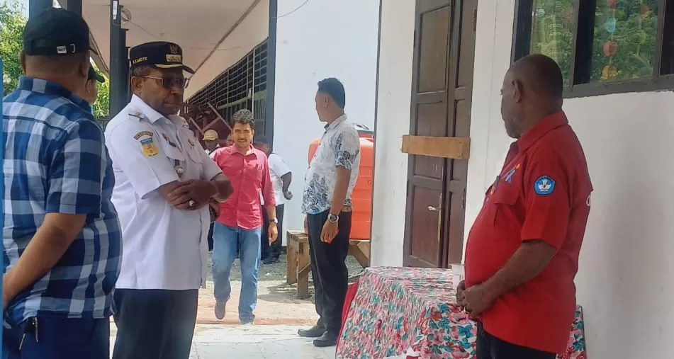 Bupati Waropen, FX Mote, saat membuka palang di SD Negeri Nobaro Waropen yang sempat dipalang pada Selasa 9 September 2025. (CENDERAWASIH POS/ISMAIL)