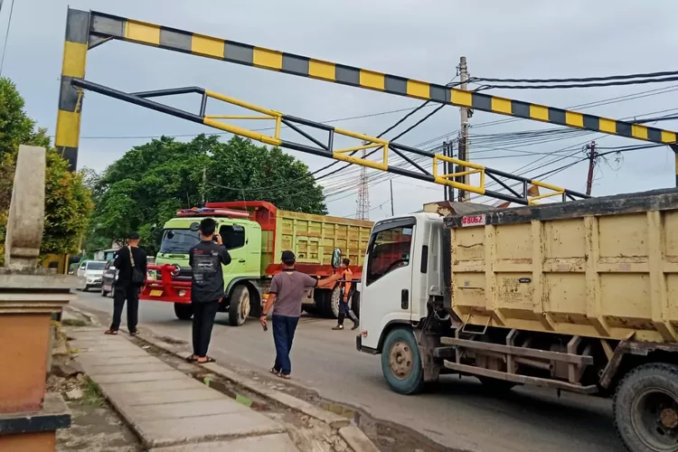 Ada Dugaan Pungli Di Jalur Truk Tambang Parungpanjang Bogor Hingga ...