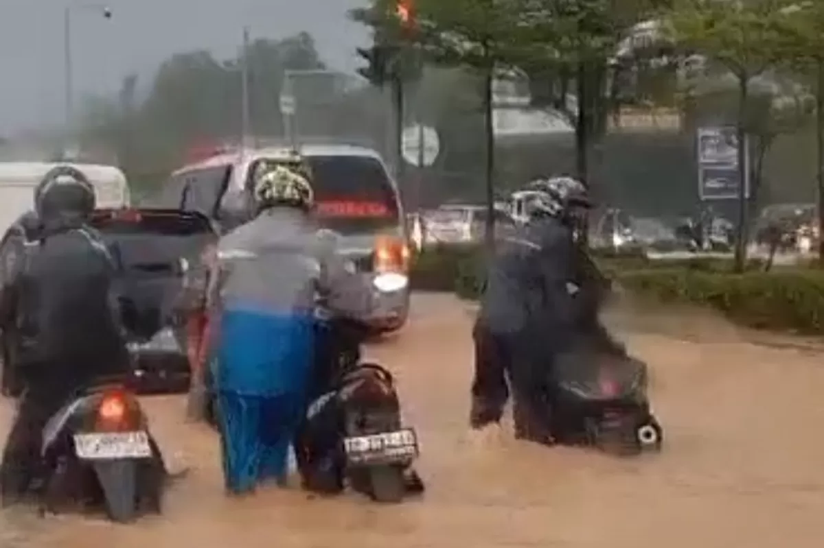 Sejumlah pengendara terjebak bajir di lampu merah simpang Kabil.