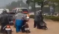 Hujan Sebentar, Kendaraan di Jalan Simpang Kabil Terjebak Banjir