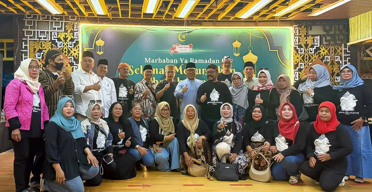 Wagub Kepri Nyanyang Haris Pratamura, foto bersama anggota Paguyuban Punokawan Batam saat acara buka puasa bersama. (Foto: Diskominfo Kepri)