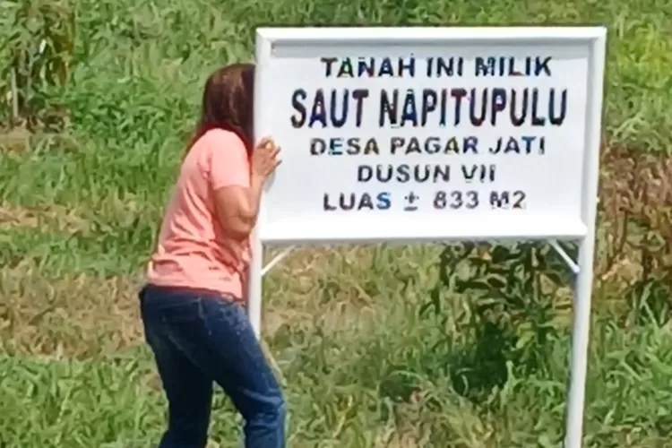 Plang keluarga Napitupulu diduga dicopot Oknum kades (Realitasonline.id/ ist)