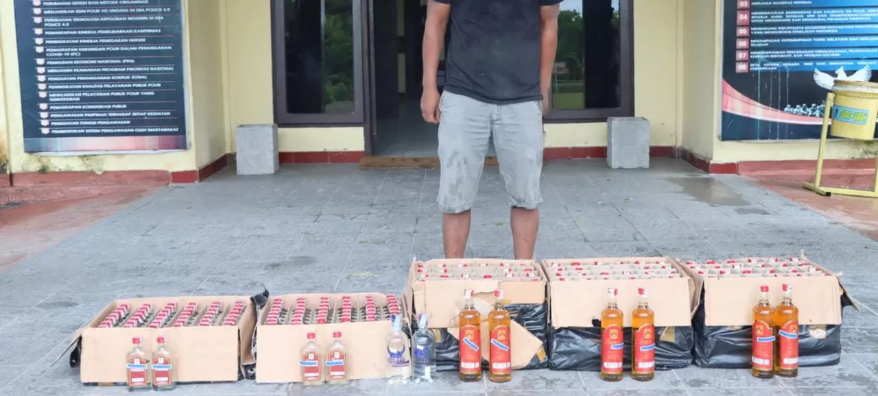Sejumlah botol miras yang diamankan Polres Keerom dari sebuah truk, Sabtu (31/8/2024). (POLRES KEEROM)