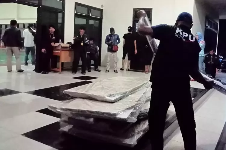 Pasokan logistik untuk penyelenggaraan Pemilu 2024 di wilayah Kecamatan Sukmajaya. (Dokumentasi Panwascam Sukmajaya)