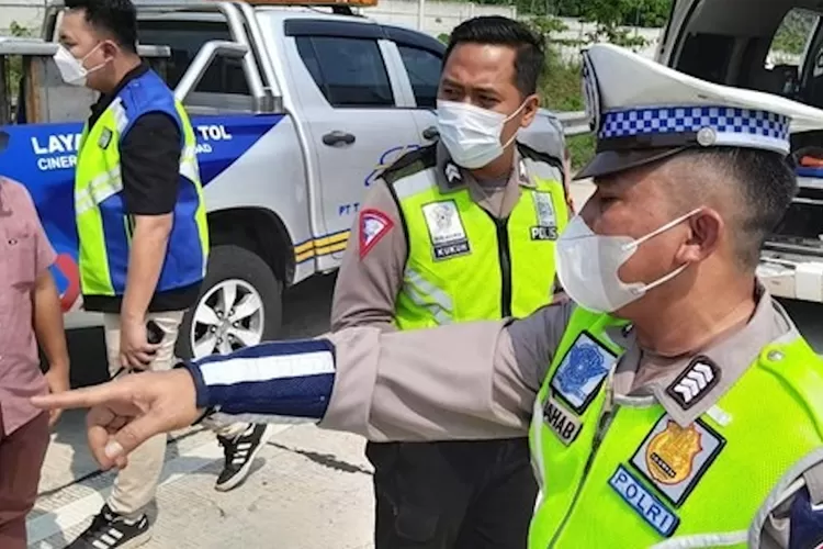Anggota Polres Metro Depok saat mendatangi tempat kejadian perkara (TKP) kecelakaan lalu lintas di Kilometer 39 Tol Cijago, Kelurahan Tanah Baru, Kecamatan Beji, Selasa (7/5). (Polres Metro Depok)